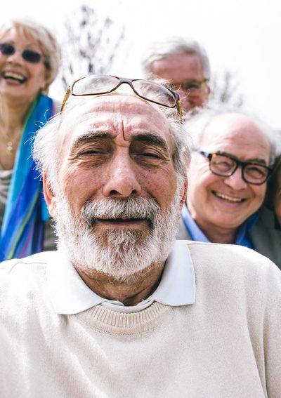 Wohnen im Alter - Gruppe von Senioren beim Selfie-Schießen