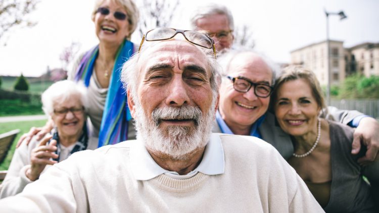 Wohnen im Alter - Gruppe von Senioren beim Selfie-Schießen