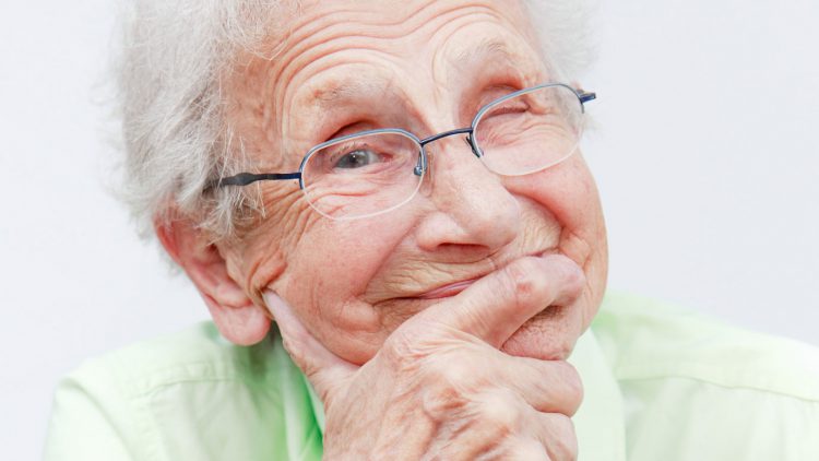 Schmunzelnde ältere Frau - Positiv denken - 8 Tipps für mehr Optimismus im Alltag