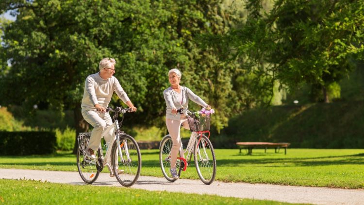 Älteres Ehepaar fährt Fahrrad im Park