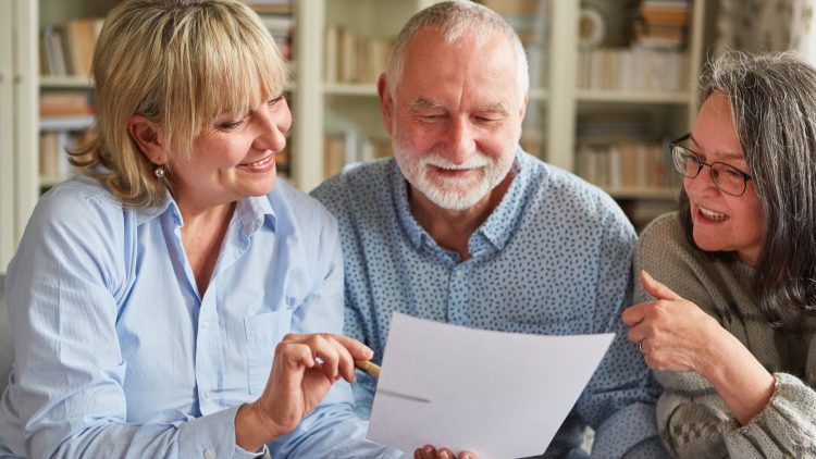 67296 Angehörige erläutert älterem Ehepaar ein Dokument