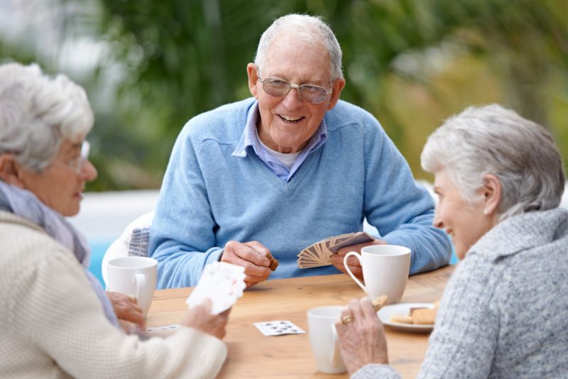 Eine Gruppe Senioren beim Kartenspielen