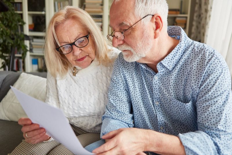 Älteres Ehepaar liest Vertragsunterlagen