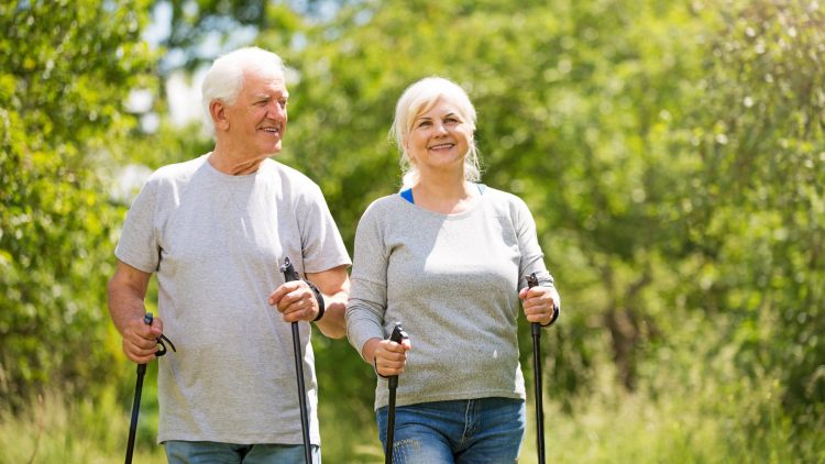 Älteres Ehepaar beim Nordic Walking