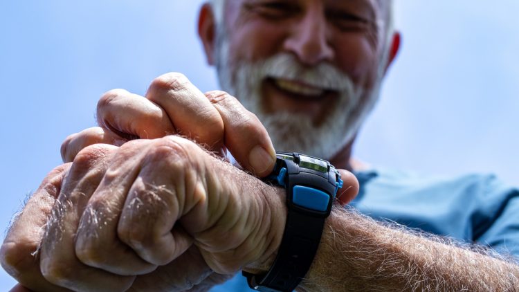 71832 Älterer Mann nutzt Smart Watch