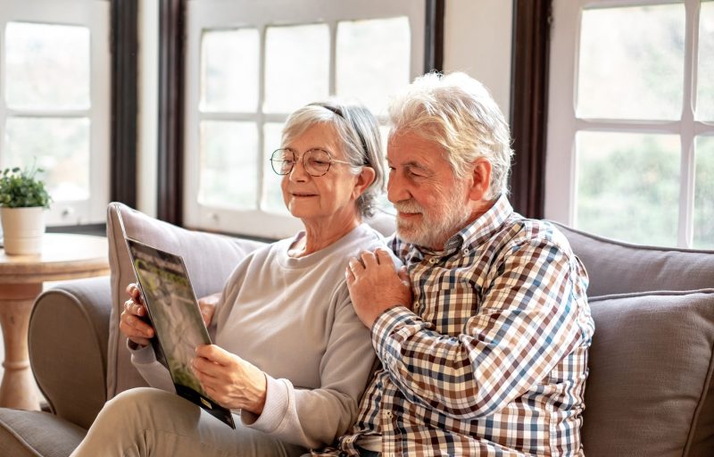 Älteres Ehepaar liest Programmheft einer kulturellen Veranstaltung