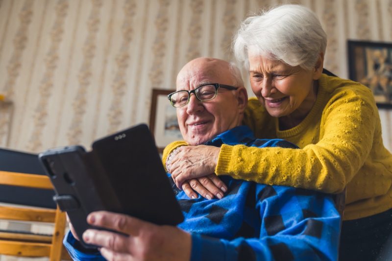 Älteres Ehepaar beim Video-Chat via Handy