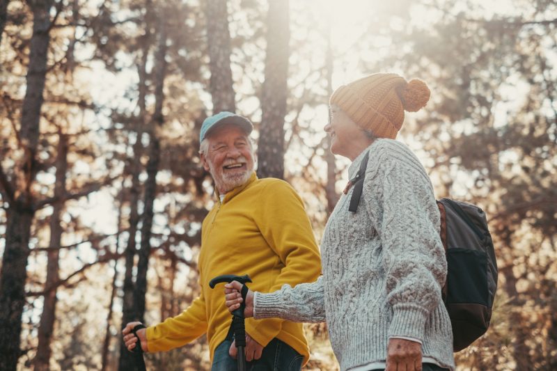 Älteres Ehepaar beim Nordic Walking im Herbst