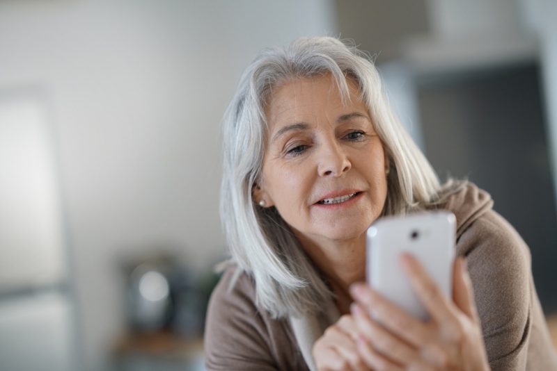 78132 Ältere Frau verwendet Smartphone