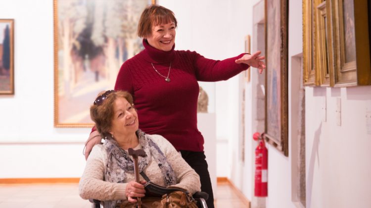 Zwei ältere Damen auf Entdeckungstour im Museum
