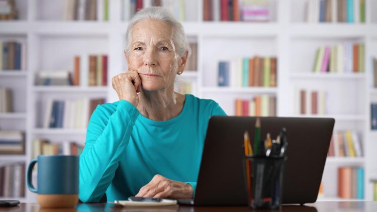 Digitales Ehrenamt - Ältere Frau am Schreibtisch mit Computer
