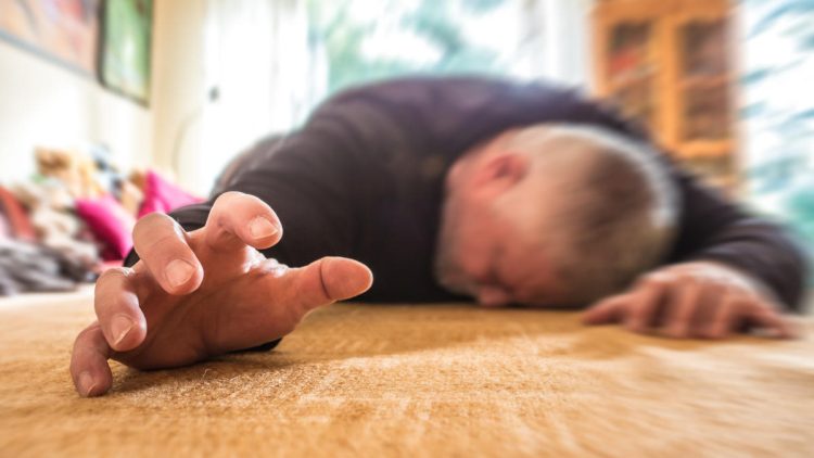 Ältere Menschen mit Epilepsie haben mitunter andere Symptome als jüngere - Mann auf dem Boden liegen mit hervorgestreckter Hand