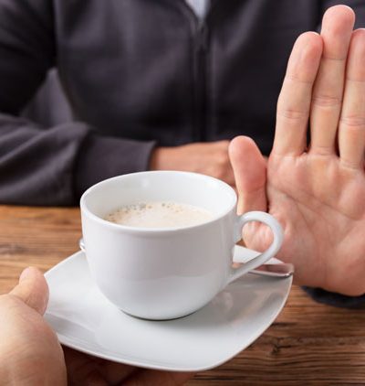 Hilfmittel gegen Blasenschwäche - Mann lehnt die angebotene Tasse Kaffee ab