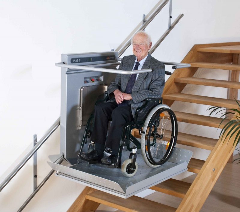 Rollstuhl-Plattformliftes PLG7 mit Rollstuhlfahrer