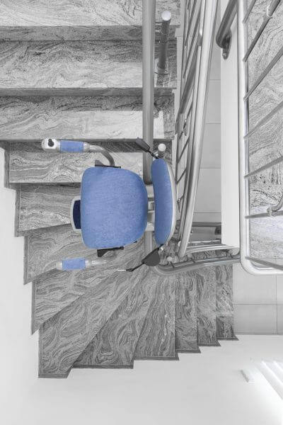 Treppenlift für kurvige Treppen, blaues Polster, von oben