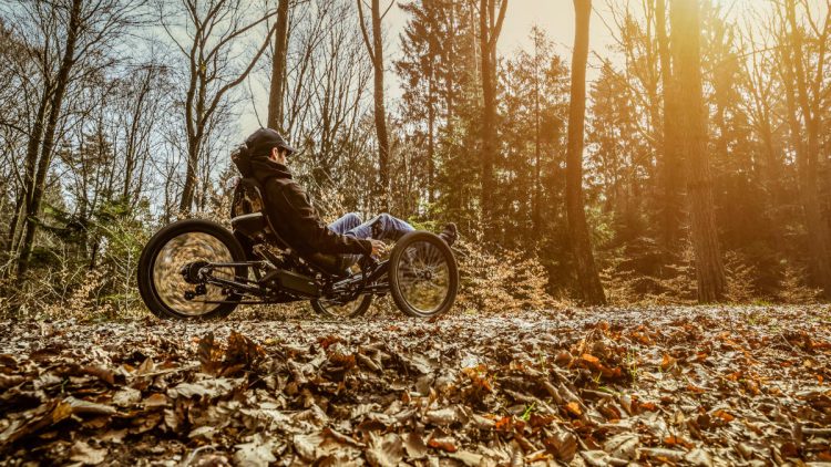 Fahrrad-Spezialanfertigungen für Schlaganfallpatienten - Mit dem Dreirad durch den Wald